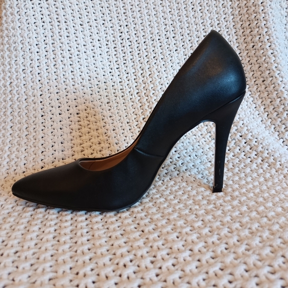 Black Pump Heels Pointed Toe Charles by Charles David - Picture 3 of 5